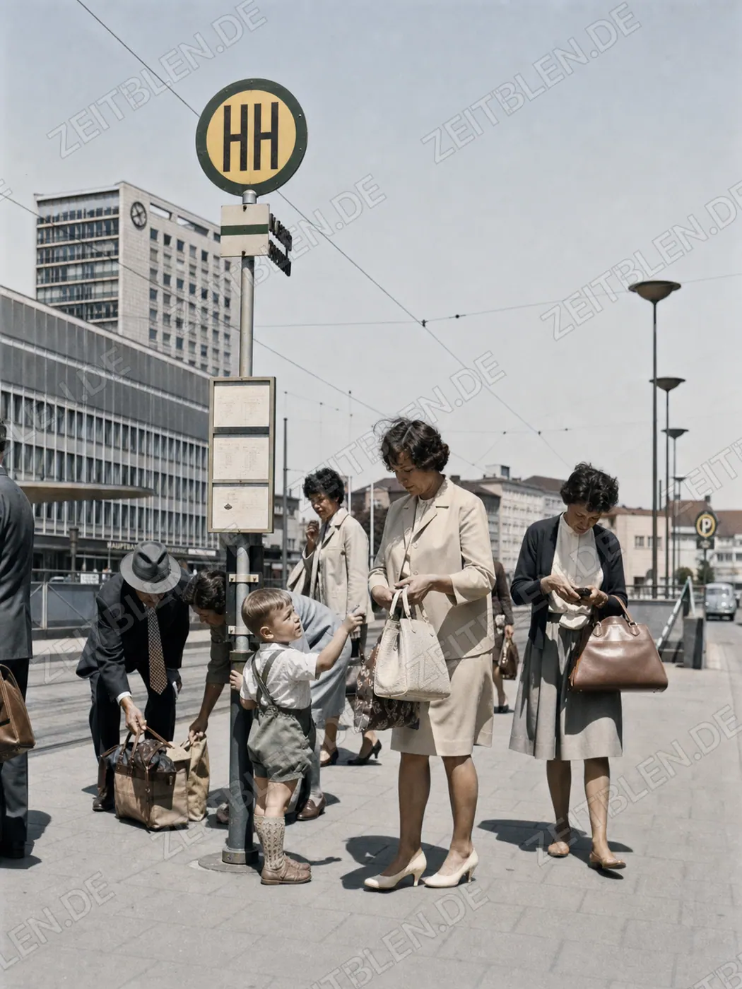 Wartende an der Tramhaltestelle vor dem Münchner Hauptbahnhof