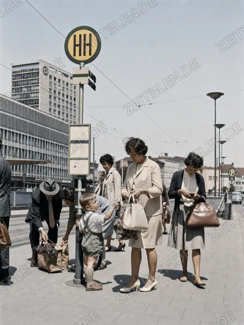 Wartende an der Tramhaltestelle vor dem Münchner Hauptbahnhof
