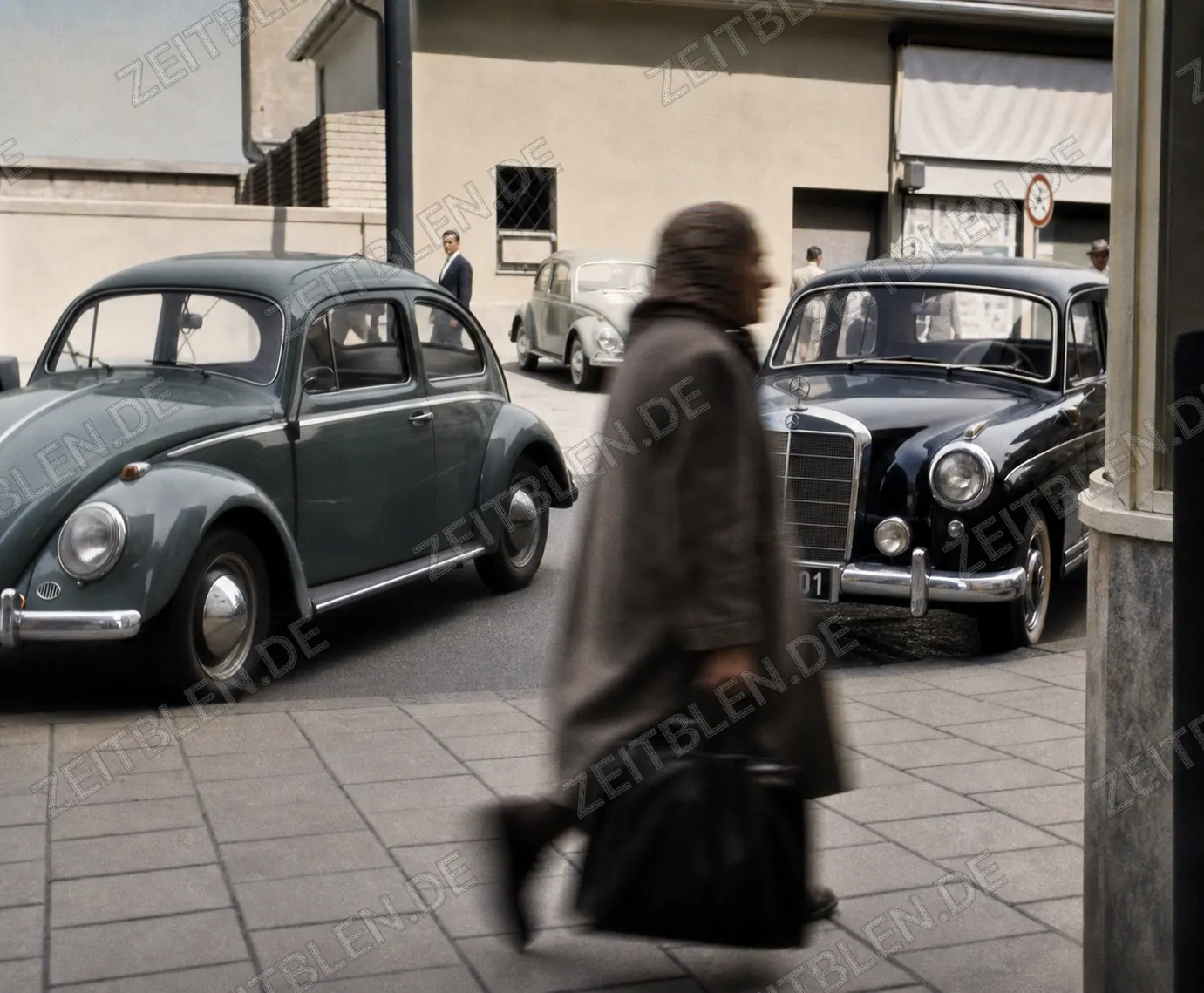 Passantin zwischen VW Käfer und Mercedes in München