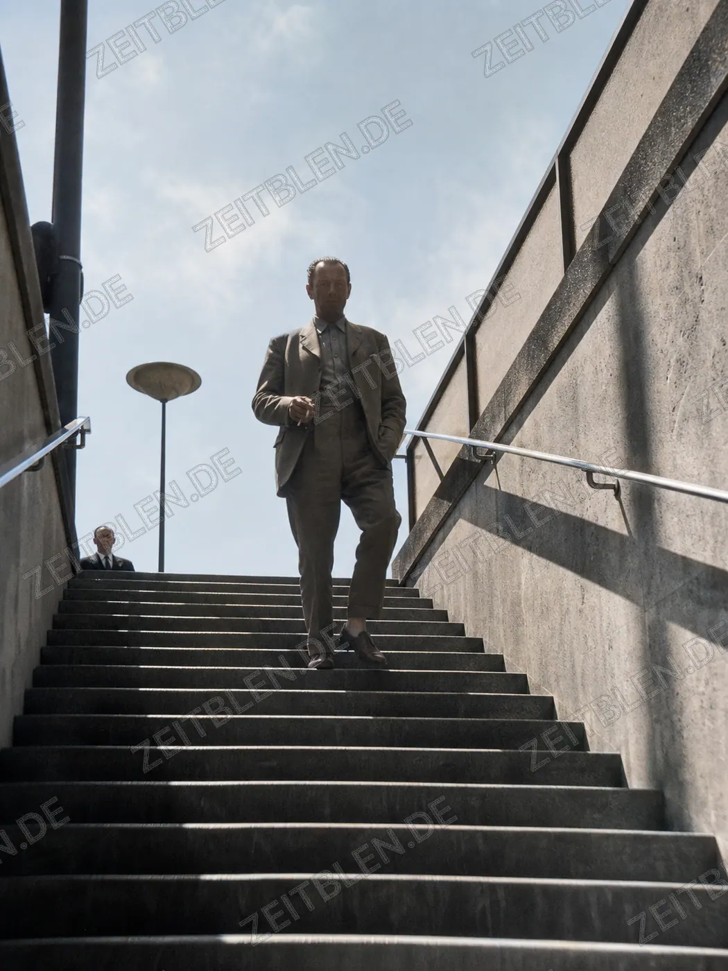 Mann auf einer Treppe in München