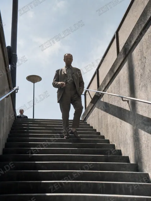 Mann auf einer Treppe in München