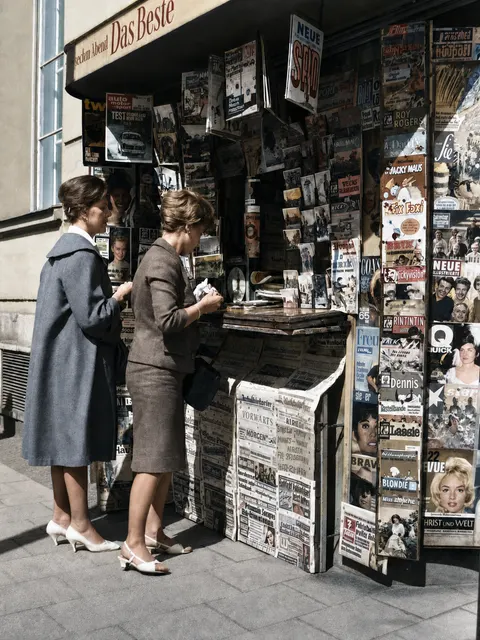 Zwei Frauen am Zeitungskiosk in München