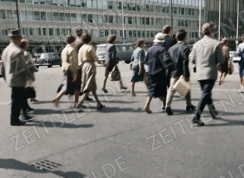 Eilige Passanten am Fußgängerüberweg in München