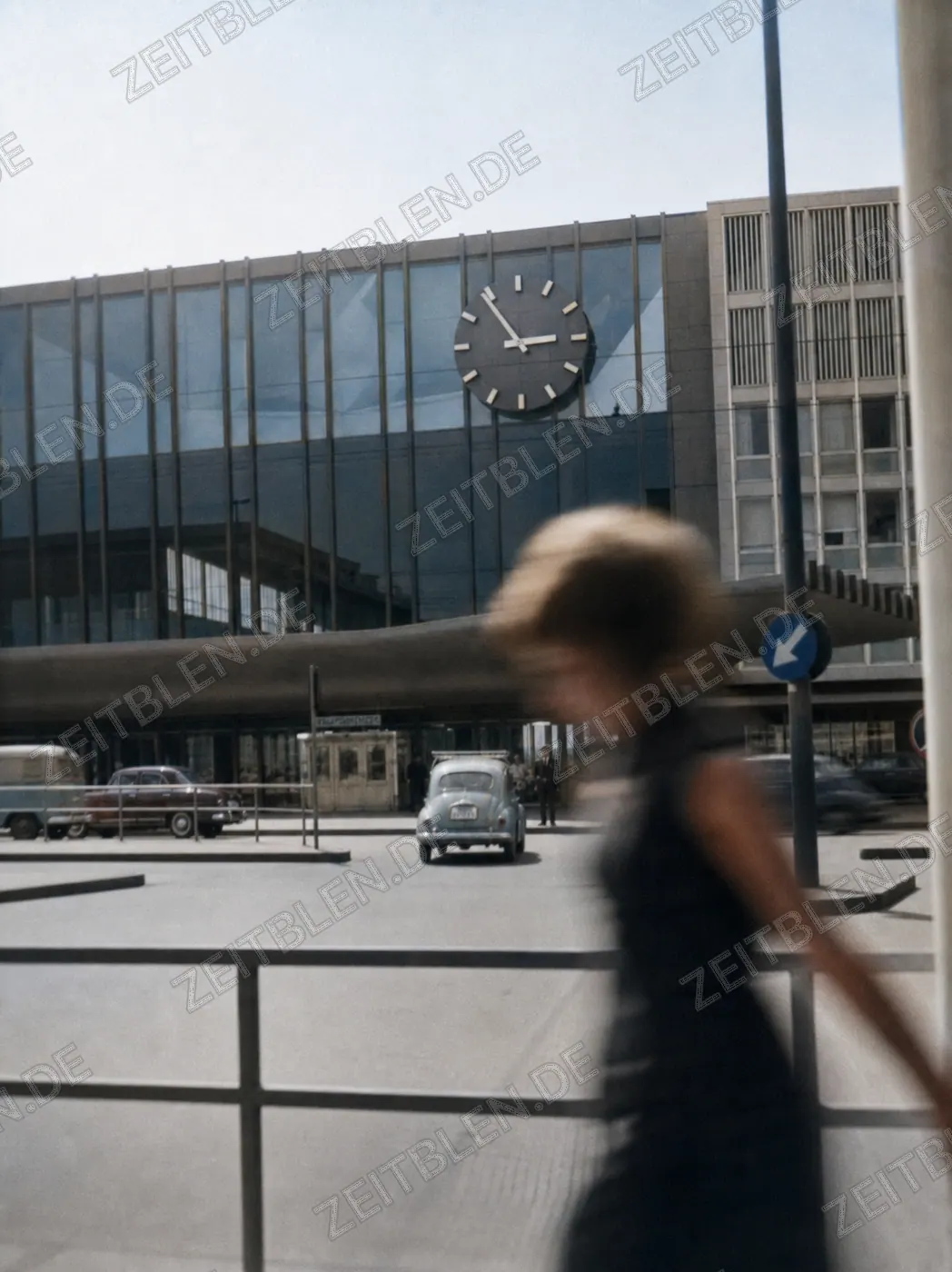 Unscharfe Straßenszene vor dem Münchner Hauptbahnhof