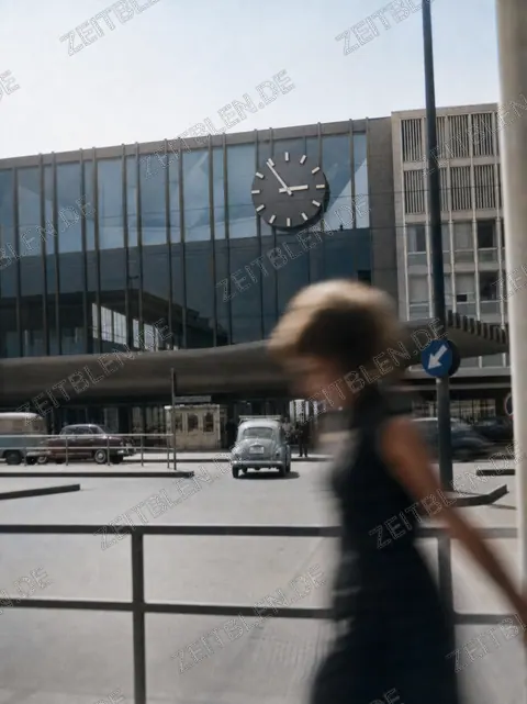 Unscharfe Straßenszene vor dem Münchner Hauptbahnhof
