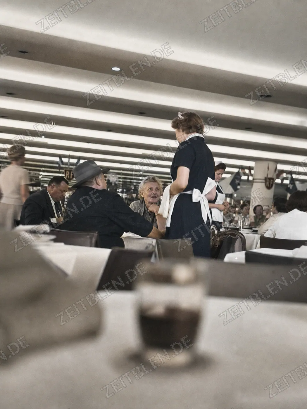 Mittagspause im Münchner Kaufhausrestaurant