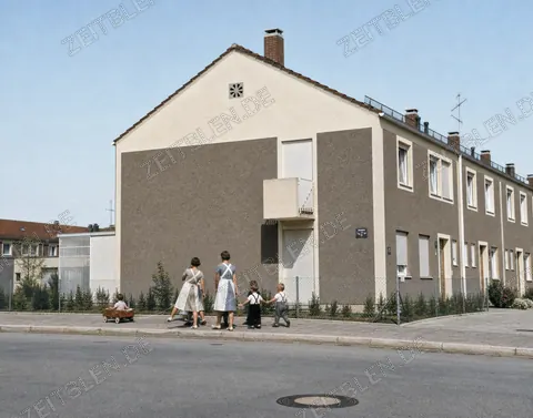 Kinder und Frauen vor Reihenhäusern in München