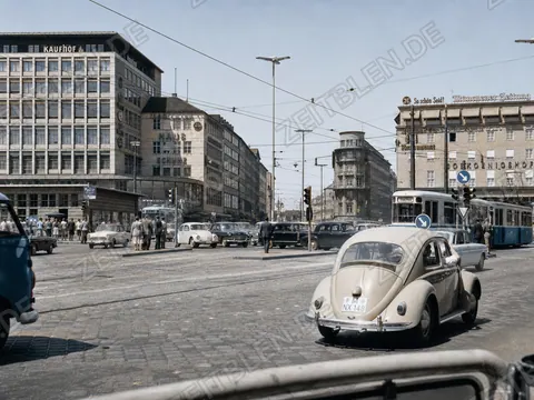 Verkehr am Münchner Stachus mit Kaufhof und Königshof
