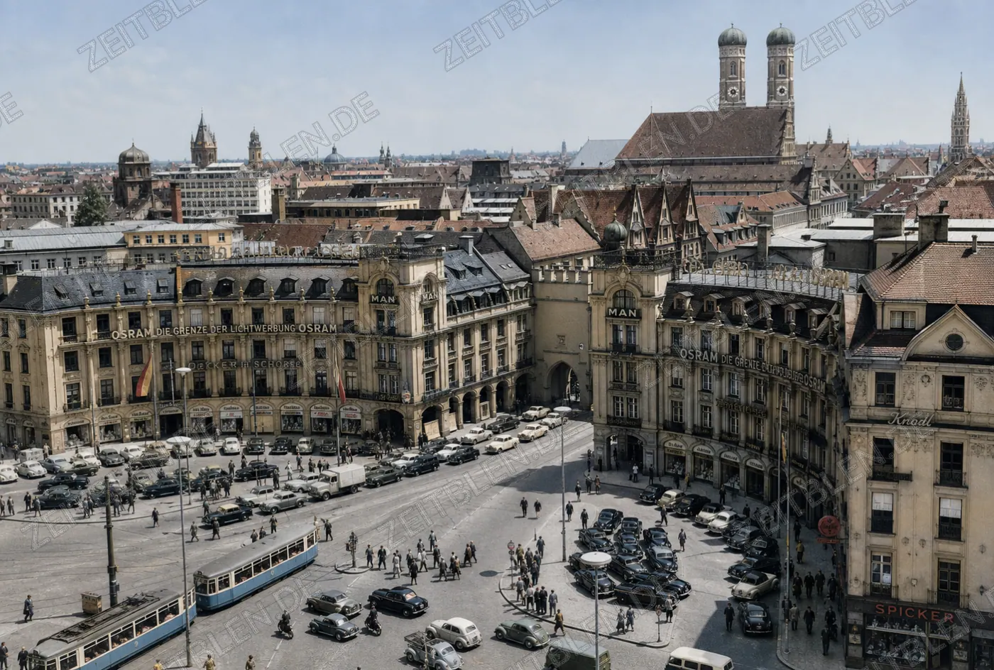 Blick über den Münchner Stachus zur Frauenkirche