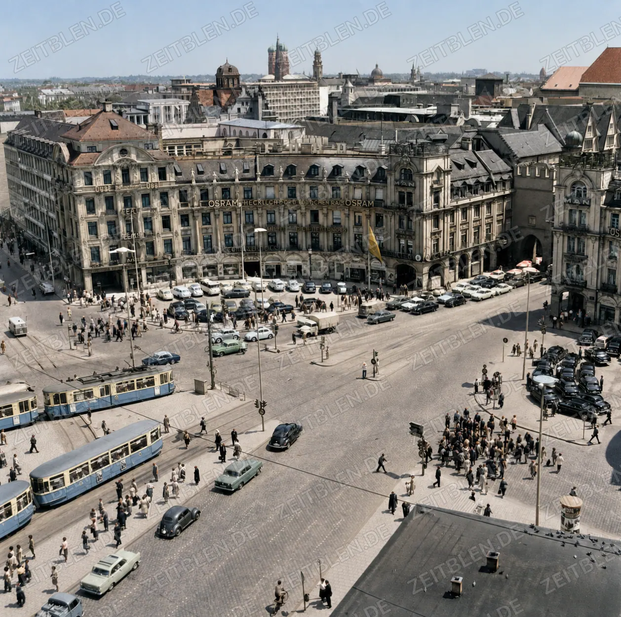 Erhöhter Blick auf den Verkehr am Münchner Stachus