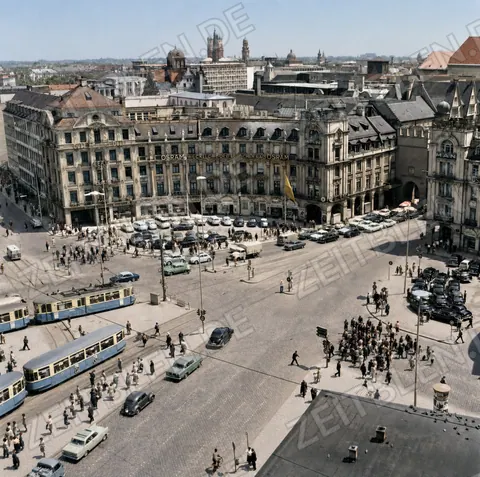 Erhöhter Blick auf den Verkehr am Münchner Stachus