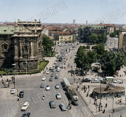 Stachus mit Justizpalast und Straßenbahnverkehr