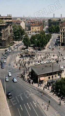 Passanten und Stationshaus am Münchner Stachus