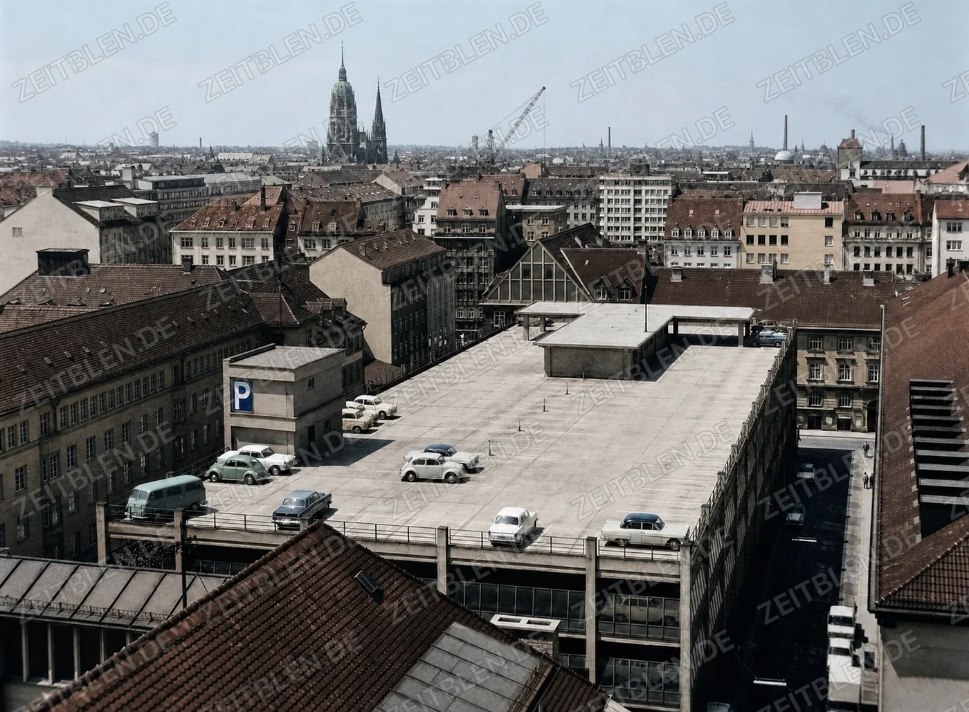 Parkdeck in der Münchner Innenstadt mit Blick auf die Kirche St.Paul