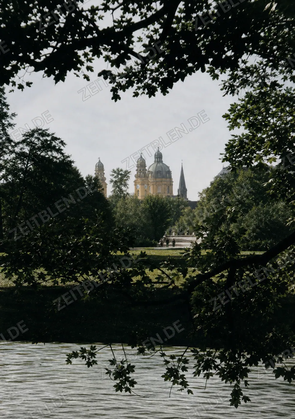 Blick aus dem Englischen Garten zur Theatinerkirche