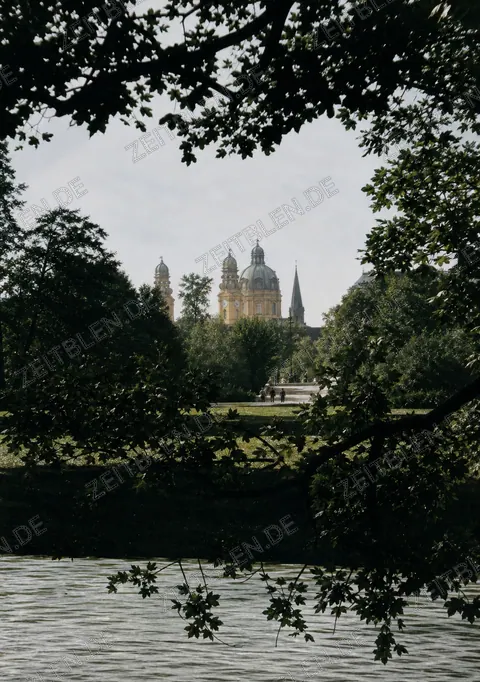 Blick aus dem Englischen Garten zur Theatinerkirche