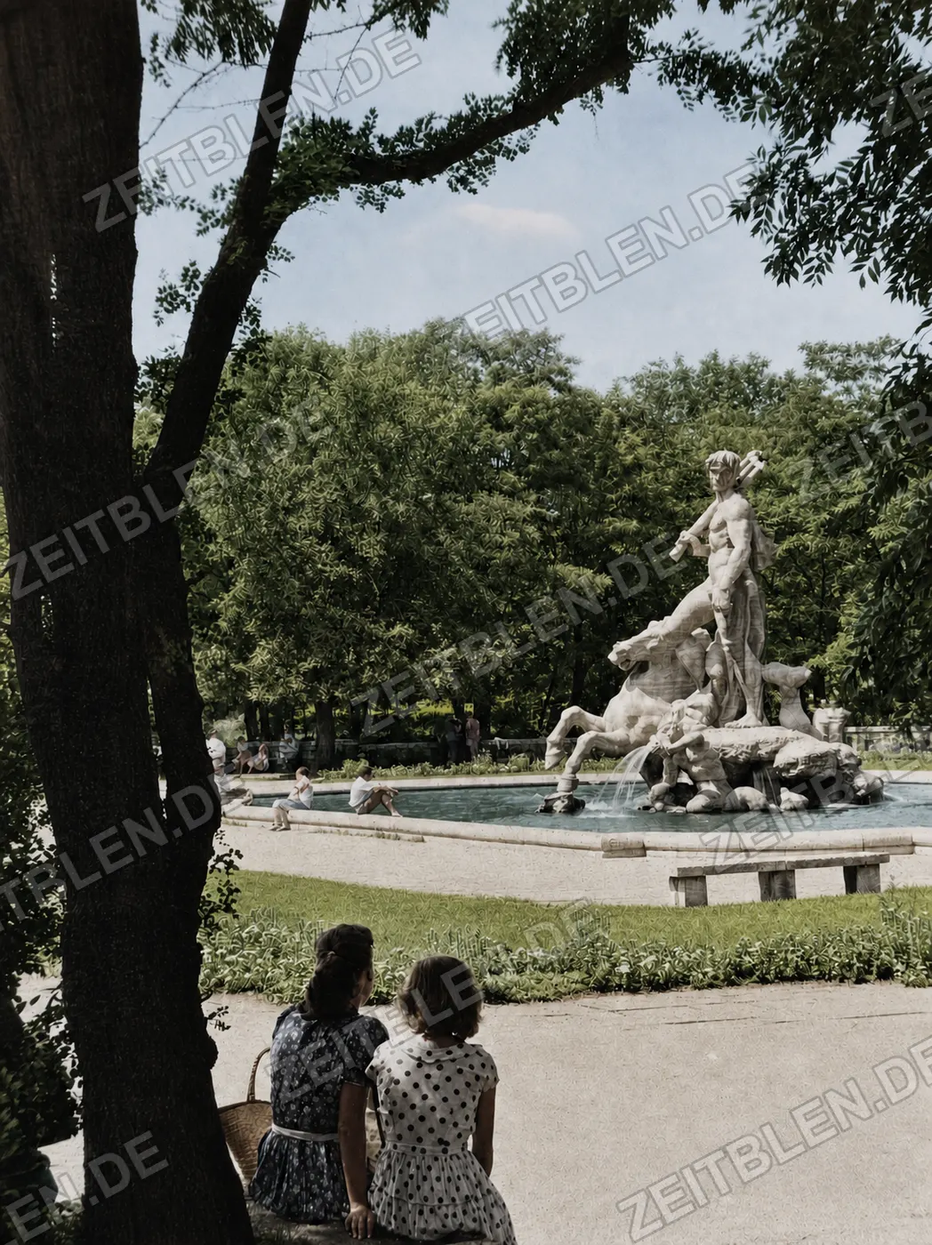 Kinder am Neptunbrunnen im Alten Botanischen Garten