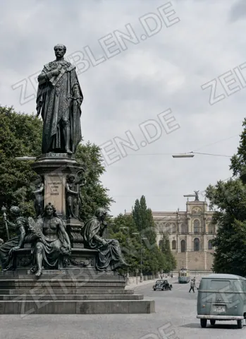 Max-II-Denkmal mit Blick zum Maximilianeum