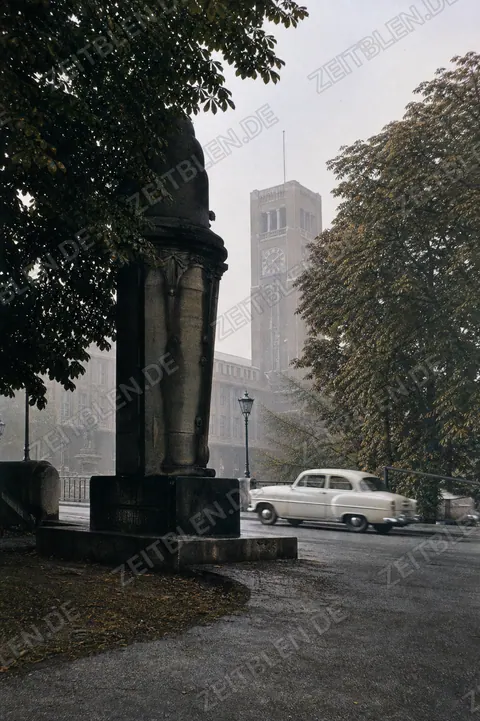 Blick durch Bäume auf das Deutsche Museum