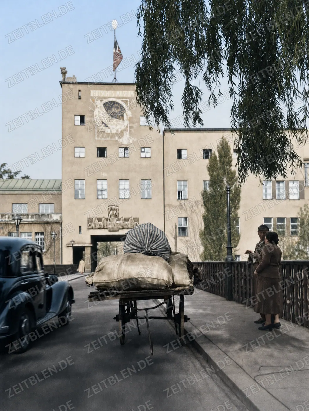 Straßenstand vor Münchner Museumsgebäude
