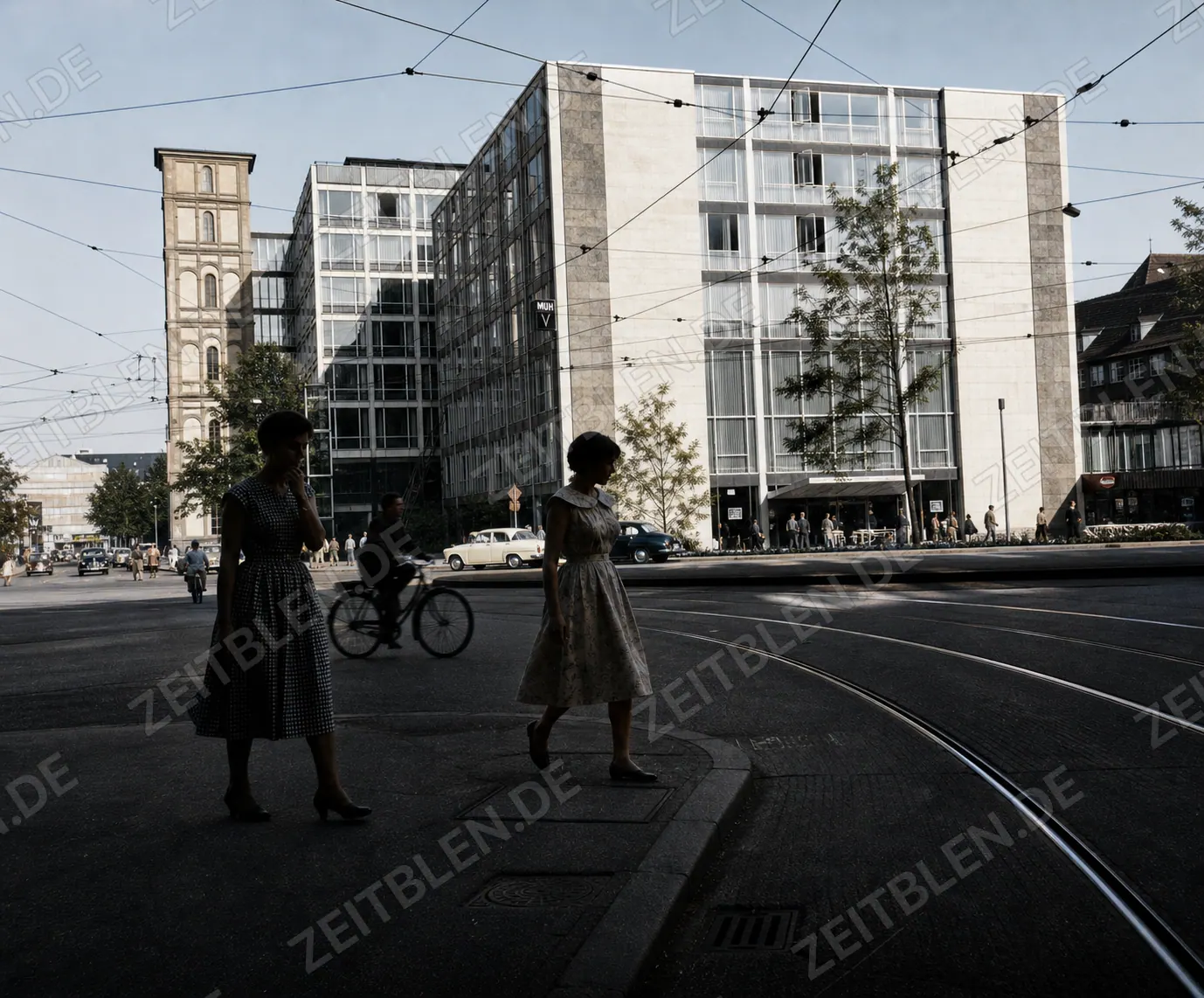 Neue Maxburg mit Straßenbahnoberleitungen
