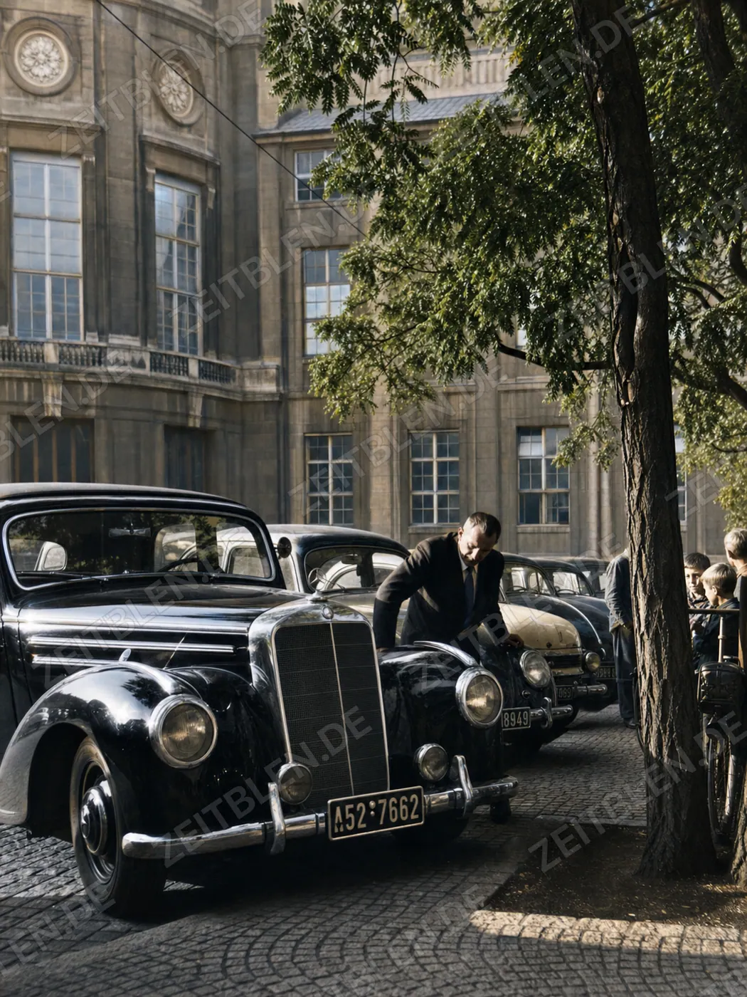 Parkende Wagen im Innenhof des Deutschen Museums