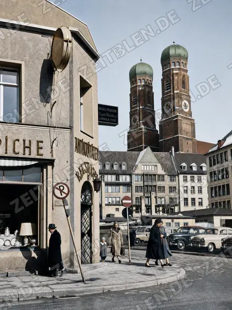 Straßenblick zur Frauenkirche in der Münchner Altstadt