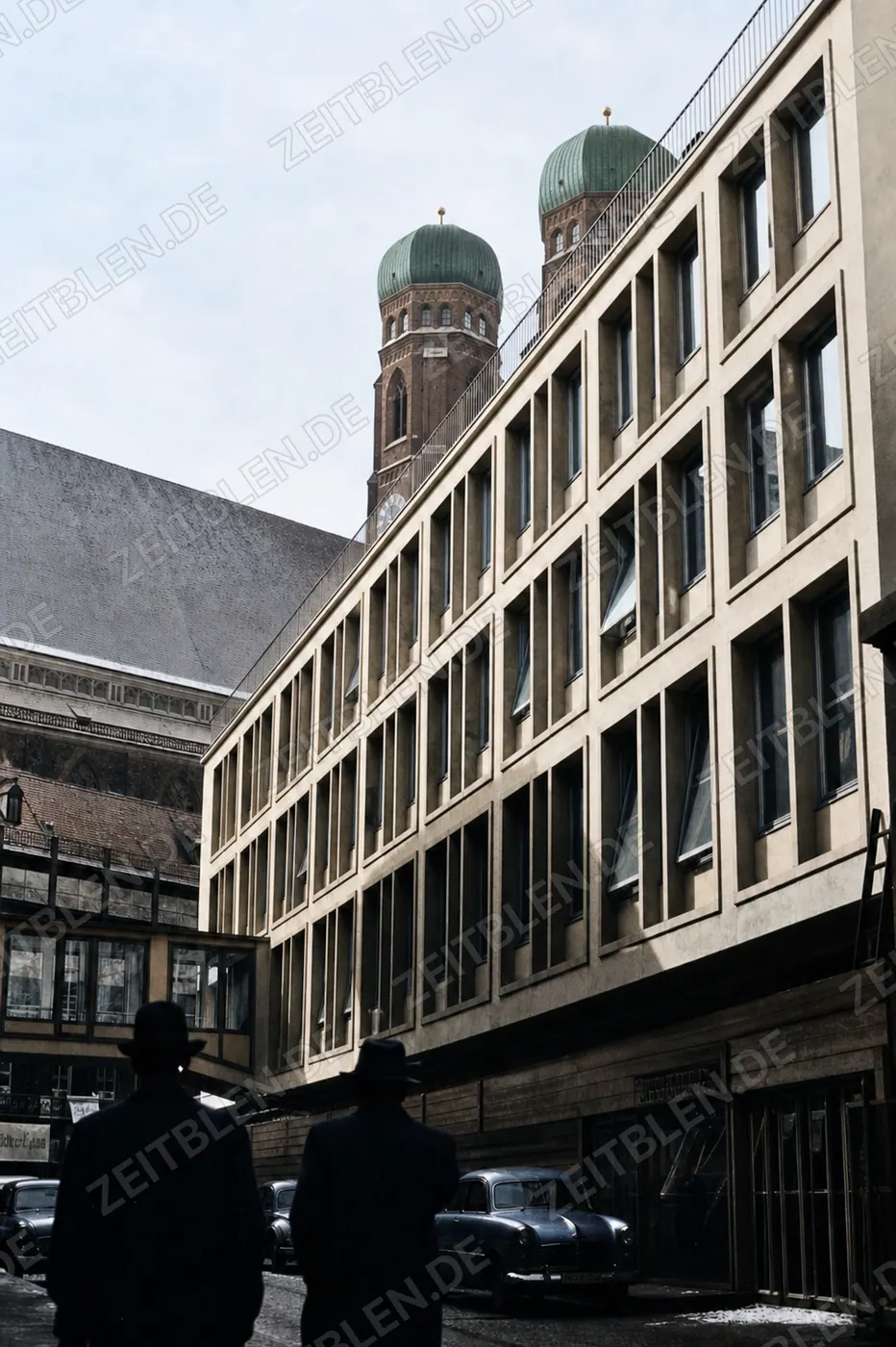 Neue Maxburg vor der Silhouette der Frauenkirche