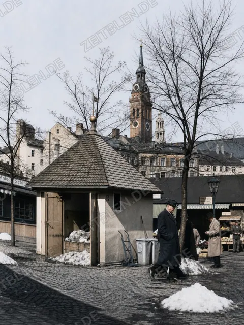 Viktualienmarkt im Winter mit Blick zum Alten Peter
