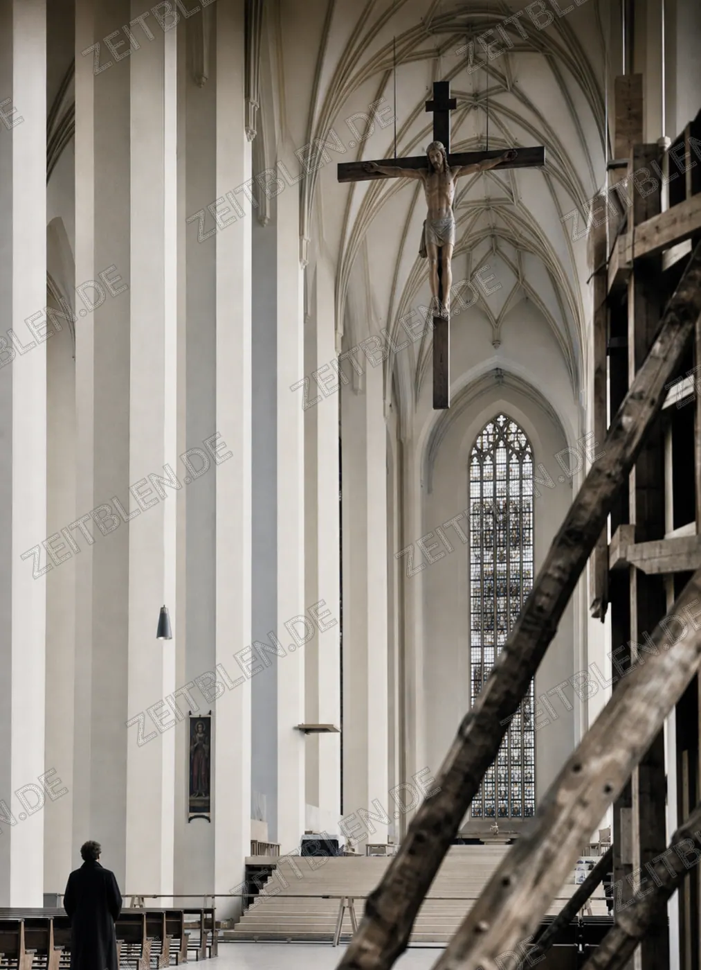 Kircheninnenraum mit Kreuz, Frauenkirche München