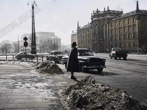 Winterliche Münchner Straßenszene mit Autoverkehr