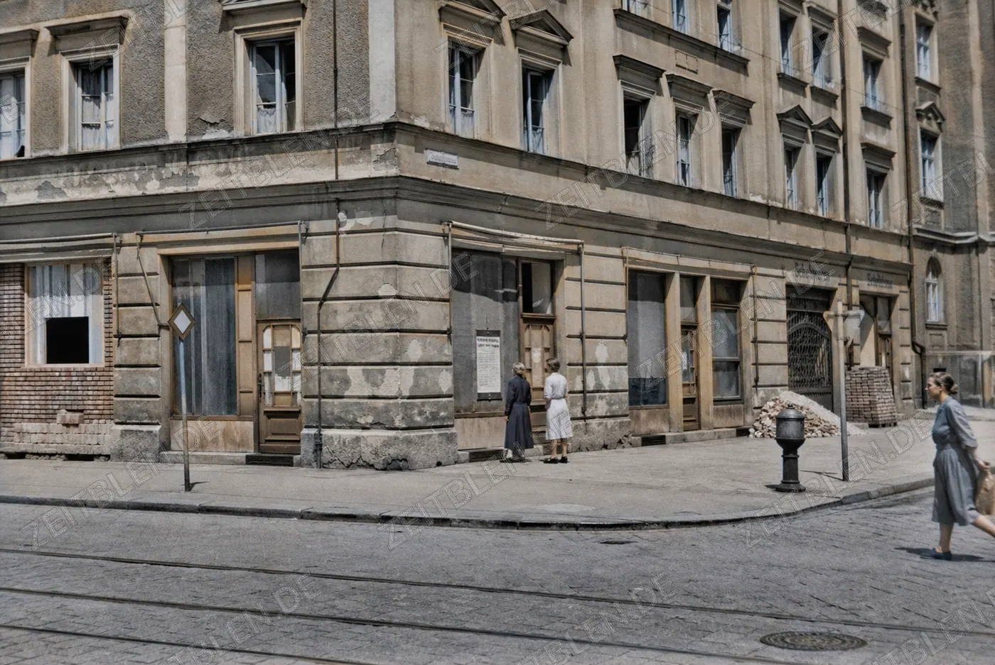 Beschädigte Geschäftsecke in München nach Kriegsende