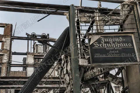 Zerstörtes Geschäft mit Hinweis auf Max-Weber-Platz