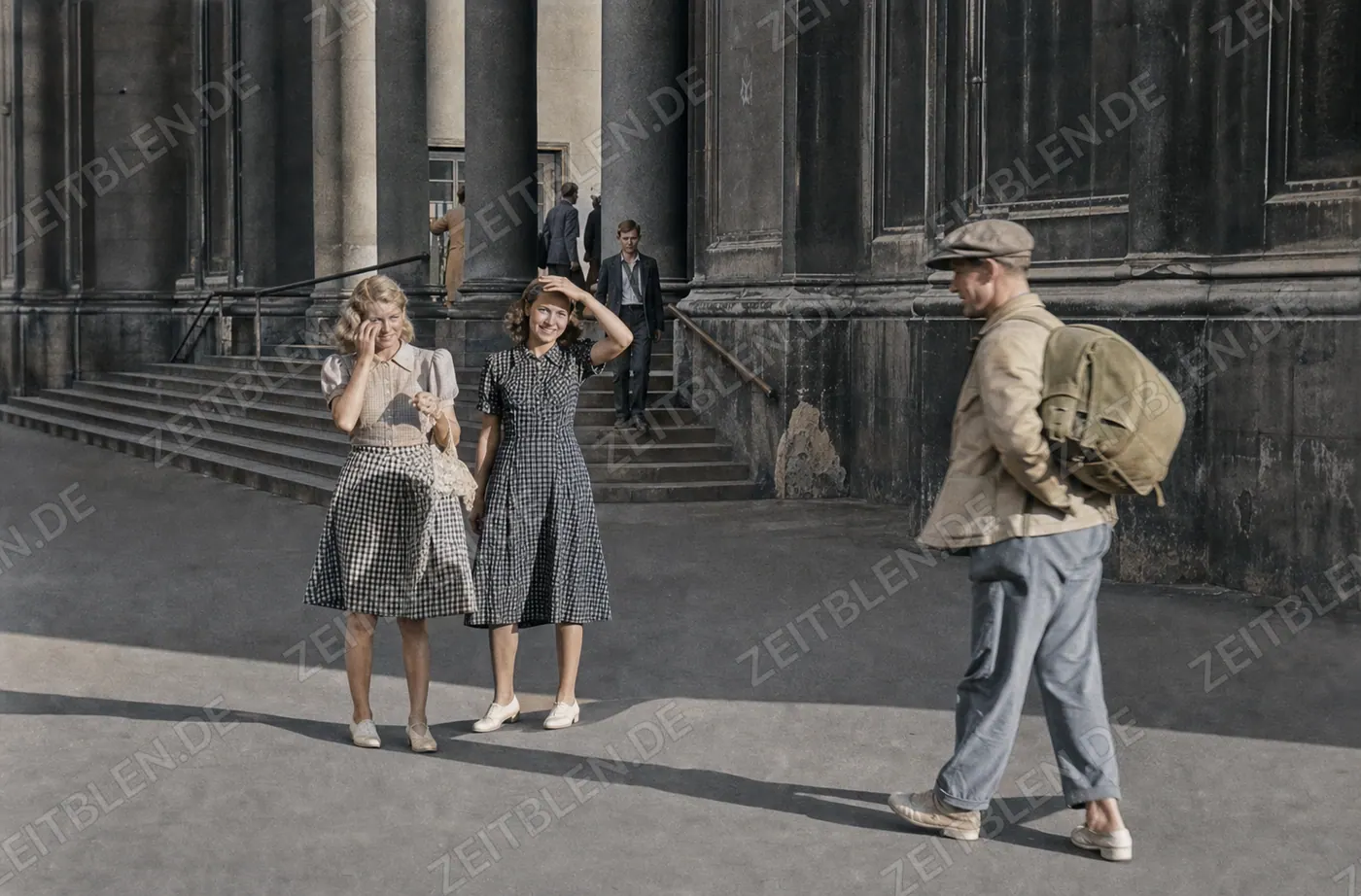 Passanten vor der Ludwigskirche in München
