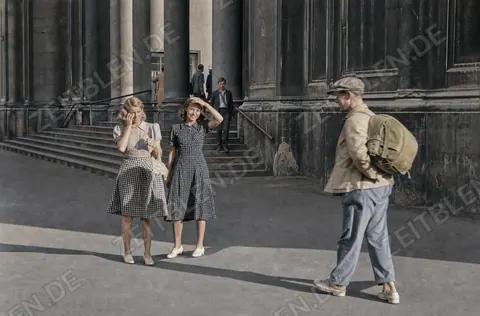 Passanten vor der Ludwigskirche in München