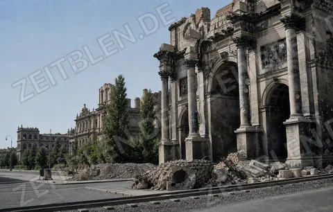 Zerstörtes Siegestor und Kunstakademie in München
