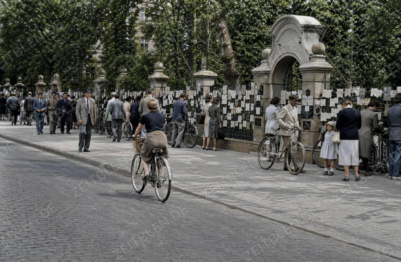 Nachkriegsszene an einer Münchner Friedhofsmauer