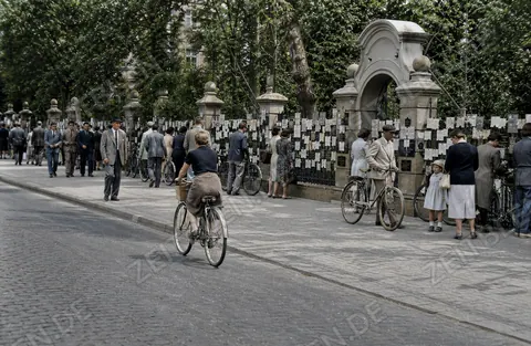 Nachkriegsszene an einer Münchner Friedhofsmauer