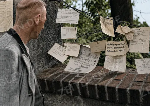 Tauschanzeigen an einer Mauer im Nachkriegs-München
