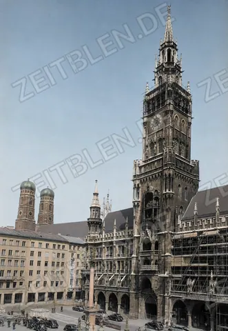 Neues Rathaus am Marienplatz mit Frauenkirche