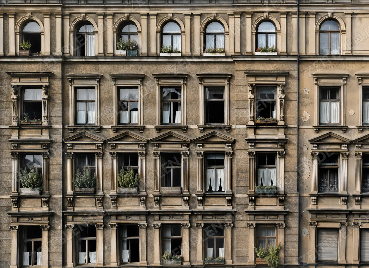 Münchner Gründerzeitfassade mit Mietshausfenstern