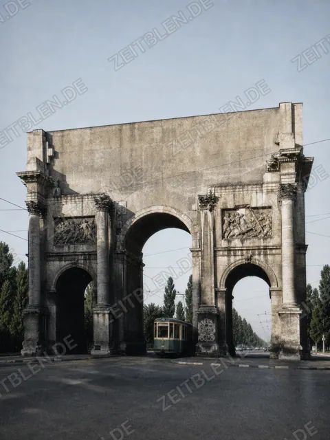 Trambahn am kriegsbeschädigten Siegestor in München