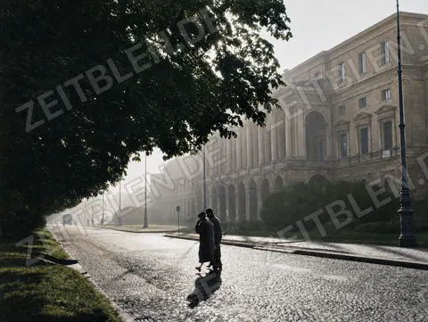 Passanten vor der Münchner Residenz am Hofgarten