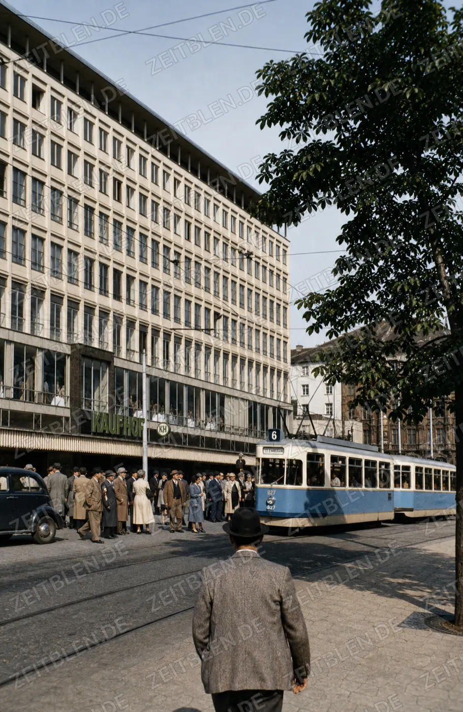 Straßenbahn vor dem Kaufhof am Stachus in München
