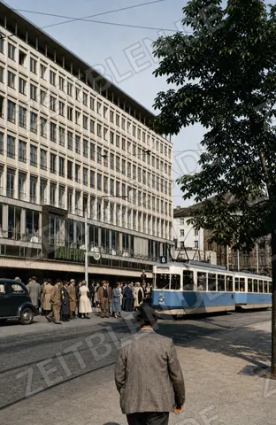 Straßenbahn vor dem Kaufhof am Stachus in München