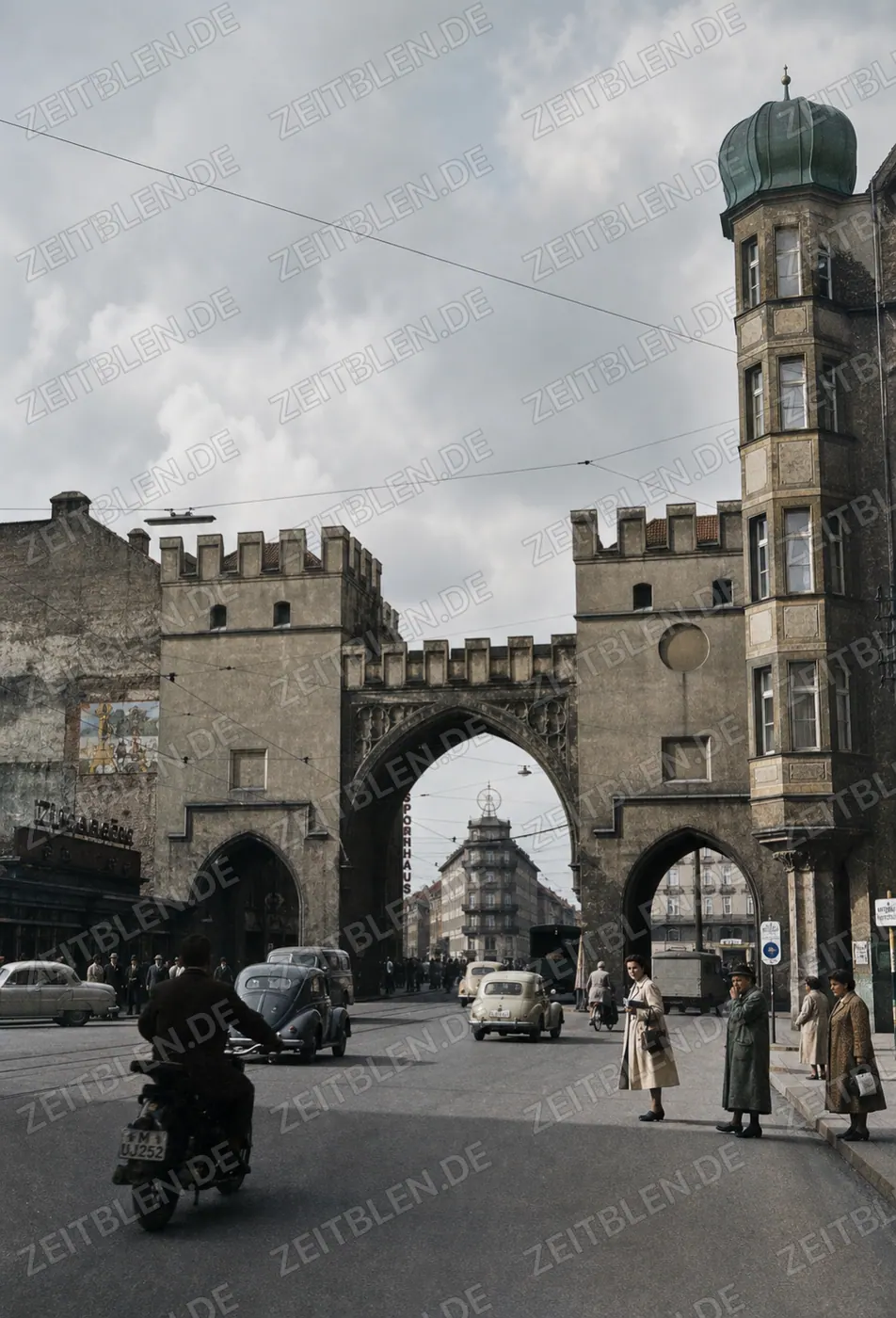 Blick durch das Karlstor am Münchner Stachus
