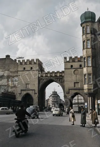 Blick durch das Karlstor am Münchner Stachus