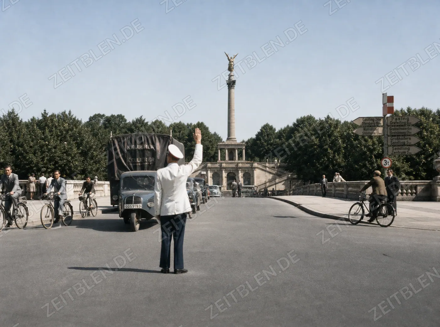 Verkehrspolizist vor dem Friedensengel in München