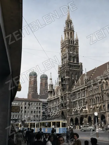 Marienplatz mit Neuem Rathaus, Frauenkirche und Straßenbahn