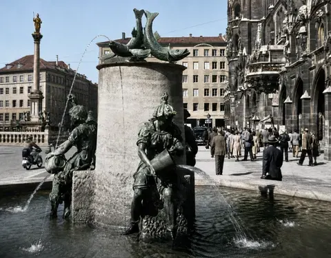 Fischbrunnen am Marienplatz vor dem Neuen Rathaus